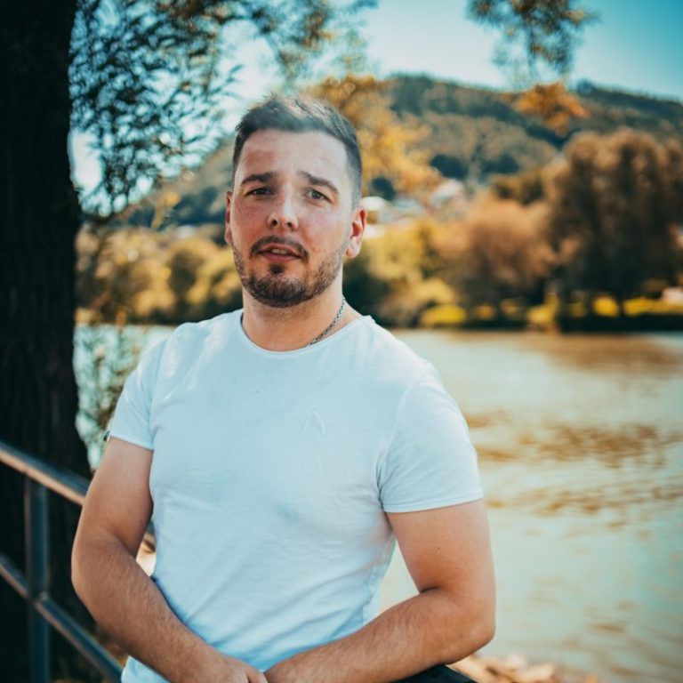 Individuelle Porträts Porträtaufnahme einer Person vor einem Fluss.